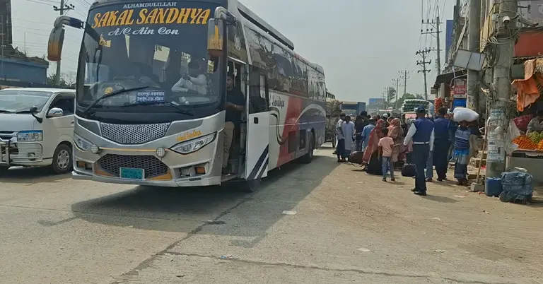 বাসের অপেক্ষায় টাঙ্গাইল মহাসড়কে ঘরমুখো মানুষের ভিড়
